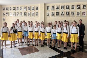 Chór GIOIA ze Szkoły Podstawowej im. Jana Pawła II w Kębłowie